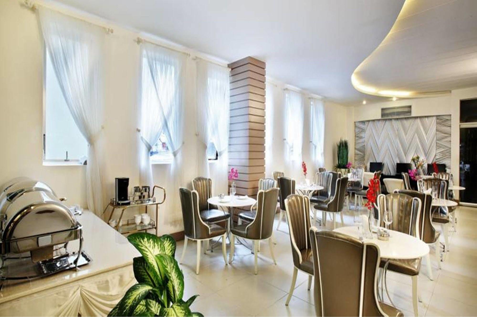 A&Em - The Petit Hotel Хошимин Экстерьер фото